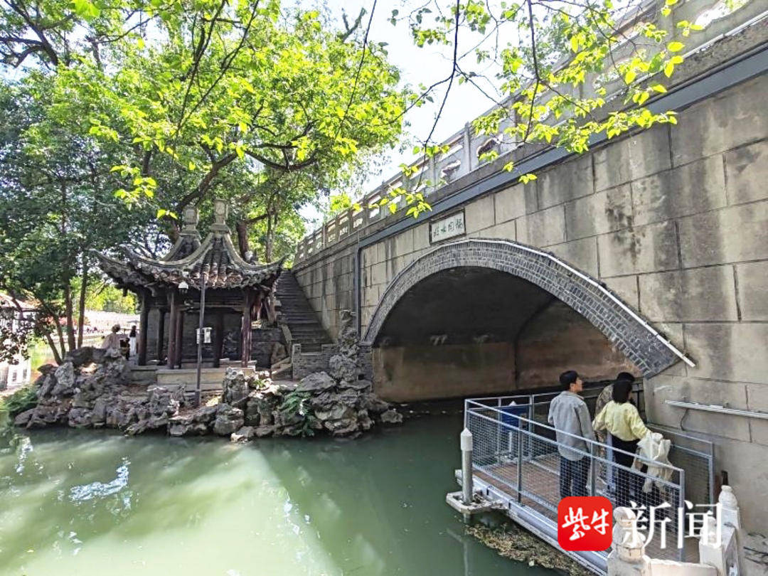 新建碼頭<strong></p>
<p>景觀工程
</strong>，提升景觀，打通步道，省城市更新首批試點(diǎn)項(xiàng)目揚(yáng)州小秦淮河二期工程進(jìn)展迅速:景觀工程
